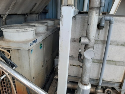 Daikin Industries Model UWAXP500AY1 Chiller, sn: 6400003, mfg. 2007, cw Fiber Glass Tank