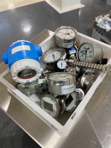Assorted Gauges & Differential Pressure Transmitter