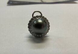 18ct White Gold/Black Pearl/Diamond Earring