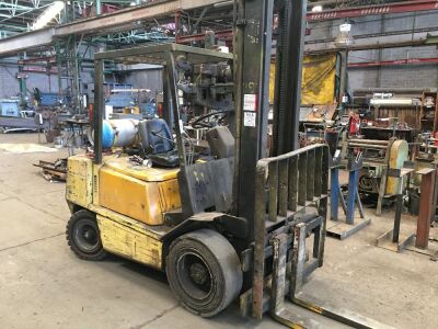YALE 2270KG CAPACITY LPG POWERED FORKLIFT MODEL: CP30TE, S/N: DXD 827 WITH SAFETY CAGE