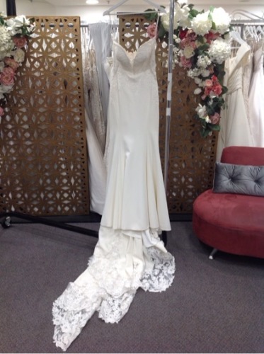 Allure Bridals Bridal Gown 9702 - Size :8 Colour: ivory