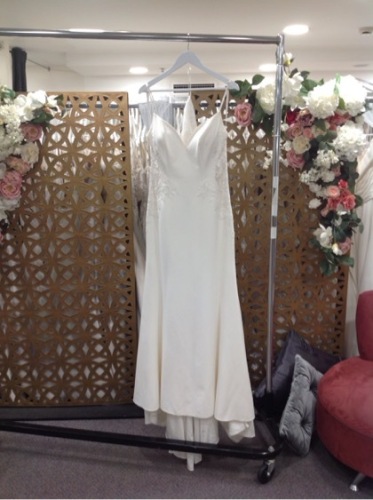 Allure Romance Wedding Gown 3303 - Size :10 Colour: ivory