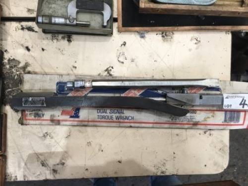 Dual Signal Heavy Duty Torque Wrench and Socket Drive