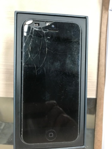 Apple iPhone 5, 32Gb (Cracked Screen)