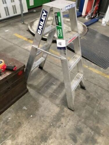 Qty of 2 Bailey 1200mm alum. Stepladders