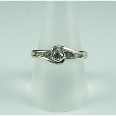 (DO NOT LOT) 9ct white gold diamond set engagement ring