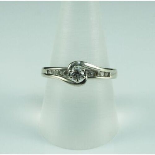 (DO NOT LOT) 9ct white gold diamond set engagement ring