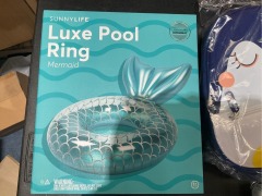 1 x Luxe Pool Ring Mermaid
1 x Lunch Backpack Penguin 
1 x Kids Swimming Goggles Unicorn 
1 x Inflatable Beach Ball Glitter - 3