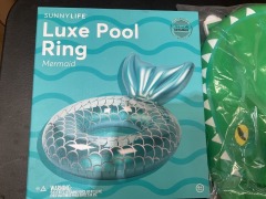 1 x Luxe Pool Ring Mermaid 
1 x Kids Neoprene Backpack Croc 
1 x Kids Swimming Goggles Unicorn 
1 x Inflatable Beach Ball Glitter - 3