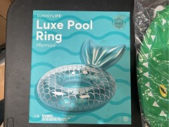 1 x Luxe Pool Ring Mermaid 
1 x Kids Neoprene Backpack Croc 
1 x Kids Swimming Goggles Unicorn 
1 x Kids Beach Bats Unicorn - 3