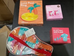 1 x Luxe Pool Ring Tropical Island
1 x Kids Float Bands Unicorn 
1 x Beach Bats Islabomba 
1 x Electric Air Pump - 2