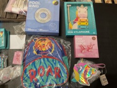 1 x Pool Ring Glitter 
1 x Mini xylophone Unicorn
1 x Kids Float Bands Mermaid 
1 x Kids backpack Jungle 
1 x Kids coin purse Unicorn - 2