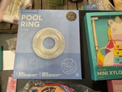 1 x Pool Ring Glitter 
1 x Mini xylophone Unicorn
1 x Kids Float Bands Mermaid 
1 x Kids backpack Jungle 
1 x Kids coin purse Unicorn - 4