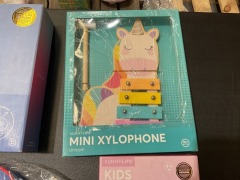 1 x Pool Ring Glitter 
1 x Mini xylophone Unicorn
1 x Kids Float Bands Mermaid 
1 x Kids backpack Jungle 
1 x Kids coin purse Unicorn - 3