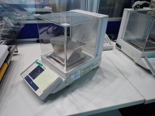 METTLER TOLEDO XS403S Precision balance, 12V, 2.25A, Readability 1mg, Capacity 410g.