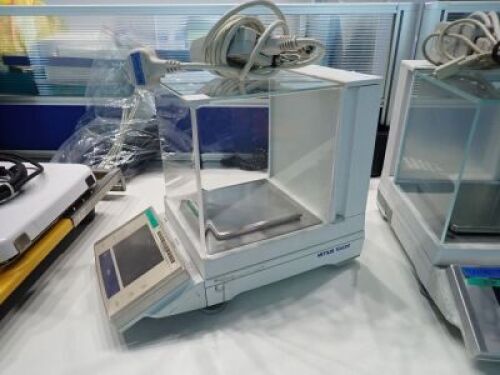 METTLER TOLEDO XS403S Precision balance, 12V, 2.25A, Readability 1mg, Capacity 410g.