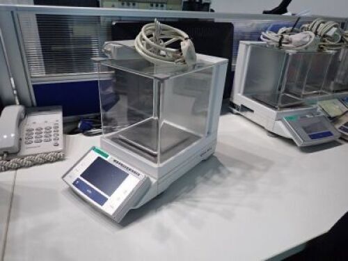 METTLER TOLEDO XS403S Precision balance, 12V, 2.25A, Readability 1mg, Capacity 410g.