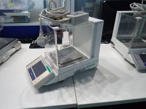 METTLER TOLEDO XS403S Precision balance, 12V, 2.25A, Readability 1mg, Capacity 410g.