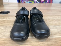 Clarks Petite Junior Girls Mary Jane School Shoes, Size 11(UK), Black 134141-028-E-110a - 2
