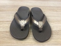 Vionic&nbsp;Womens&nbsp;Islander&nbsp;Toe&nbsp;Post&nbsp;Sandal,&nbsp;Size 3(UK), Bronze / Metallic