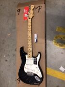 Fender Player Stratocaster, Maple Fingerboard in Black - 2