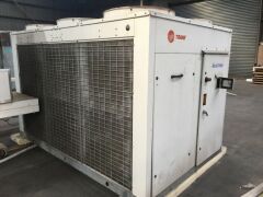 2007 TRANE HEAVY DUTY REFRIGERATED AIR COOLED CHILLING UNIT Model: CGAH0807CKGLBNA, S/N: 00737470730001 Cooling Capacity 212Kw, Rated Power 75Kw, OVerall Dimensions 3160mm x 1950mm x 2003mm, Control to 415V 3 Phase Electric Motor and Switch - 3