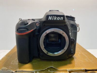 Nikon D7100 Camera with battery charger MH-25 + accessories