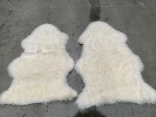 NEW - Bundle of 2 x White Sheepskin Overlay/Rug 90cm x 55cm &ndash; SOCOT25-015