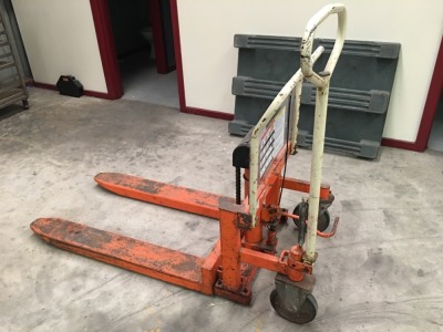 Bishaman Pallet Lifter, Model: LV100W, Date: 2001