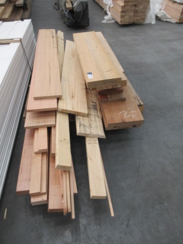 Assorted Tassie Oak and Ash timber, approximately 18 assorted lengths various size